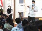 wali-kota-kediri-abdullah-abu-bakar-berinteraksi-dengan-anak-yatim-terdampak-pandemi-covid-19.jpg