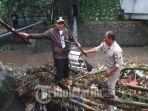 wali-kota-malang-sutiaji-bersama-satgas-dpupr-membersihkan-sampah-d-i-jalan-s-parman.jpg