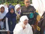 wali-kota-surabaya-tri-rismaharini-menggunakan-kursi-roda.jpg