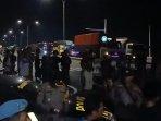 warga-Desa-Balun-Lamongan-menggelar-demo-memblokade-perempatan-JLU-Balun-Sukorejo.jpg