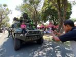 warga-berfoto-dengan-Alutsista-dari-Pusdik-Arhanud-pada-Festival-Tabebuya-2025.jpg