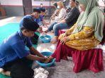 warga-binaan-lapas-banyuwangi-saat-mencuci-kaki-dan-sungkem-kepada-ibunya.jpg
