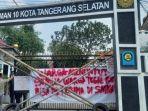 warga-blokir-gerbang-sekolah.jpg
