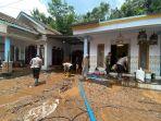 warga-dan-pemerintah-gotong-royong-bersihkan-material-banjir-di-bondowoso.jpg