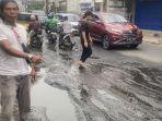 warga-di-Bekasi-protes-jalan-rusak-enam-bulan-tak-kunjung-diperbaiki-oleh-pemerintah.jpg