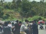 warga-mamuju-sulawesi-barat-ramai-ramai-mencegat-mobil-pengangkut-logistik.jpg