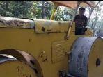 warga-memperbaiki-jalan-rusak-dengan-cara-patungan-atau-swadaya.jpg