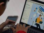 warga-mencari-informasi-tentang-pendaftaran-program-kartu-prakerja-di-jakarta.jpg