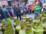 warga-mengantre-beli-elpiji-3-kilogram-di-Kota-Blitar.jpg