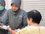 warga-mengikuti-pemeriksaan-kesehatan-gratis-di-SMA-St-Louis-1-Surabaya-dalam-Vincentian-Service-Day.jpg
