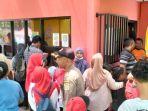 warga-saat-bersitegang-dengan-petugas-di-kolam-renang-Jamboree-Playland-Jambangan-Surabaya.jpg
