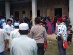warga-saat-mendatangi-rumah-korban-tenggelam-di-sampang.jpg