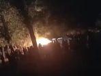 warga-unjuk-rasa-sembari-bakar-sampah-meminta-hy-dan-hr-angkat-kaki.jpg