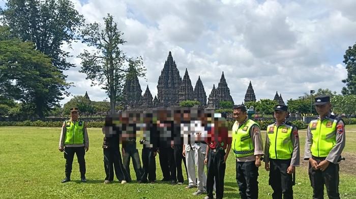 DIAMANKAN - 10 pelajar asal Jawa Barat diamankan petugas keamanan Taman Wisata Candi (TWC) Prambanan setelah ketahuan menerobos kawasan candi dengan melompat pagar pembatas pada Minggu (28/12/2025).