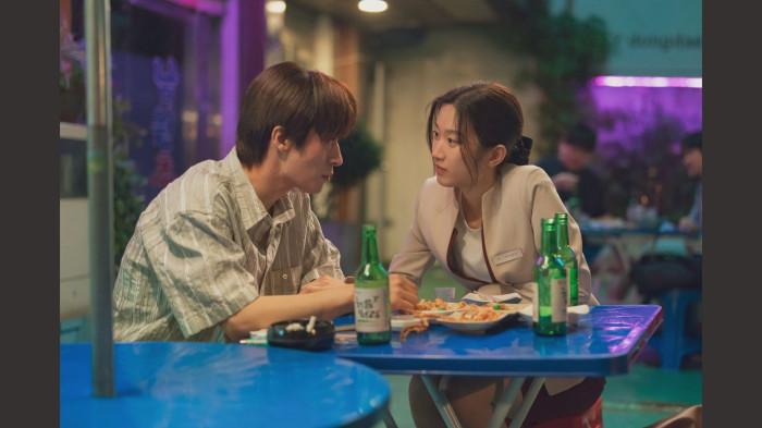 Memiliki alur maju-mundur, 