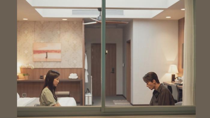 Scene dalam kamar hotel yang menjadi awal mula obrolan penuh nostalgia Eun-Ho dan Jeong-Won dimulai dalam film 