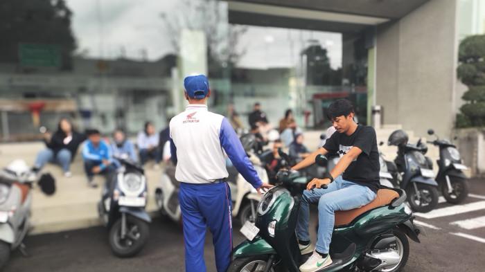 PEMBEKALAN - Instruktur Astra Motor Yogyakarta memberikan pembekalan mengenai teknik berkendara aman sebagai bagian dari kampanye #Cari_Aman.