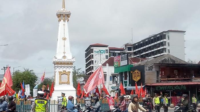AKSI - Massa buruh yang tergabung dalam Majelis Pekerja Buruh Indonesia (MPBI) DIY menggelar aksi long march di kawasan Tugu Yogyakarta, Jumat (1/5/2026). Dalam peringatan Hari Buruh Internasional bertajuk 