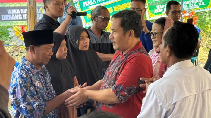 Dipimpin Eko Suwanto (kanan) selaku Ketua Komisi A DPRD DIY, para wakil rakyat itu takziah ke rumah duka satu prajurit yang gugur akibat serangan Israel, Praka Farizal.Romadhon di Kulon Progo, Rabu (1/4/2026).