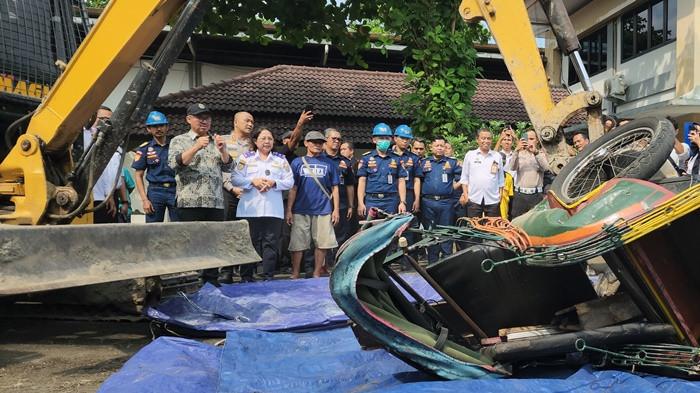 MUSNAHKAN BENTOR - Pemusnahan becak motor (bentor) menggunakan alat berat di Halaman UPT Pengujian Kendaraan Bermotor Kota Yogyakarta, Rabu (3/6/2026).