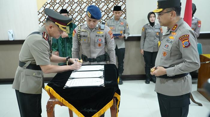 PELANTIKAN - Kapolda DIY, Irjen Pol Anggoro Sukartono, melantik Kombes Pol Adhitya Panji Anom sebagai Kapolresta Sleman menggantikan Kombes Edy Setianto Erning Wibowo, di Ruang Vicon Mapolda DIY, Rabu (11/3/2026).