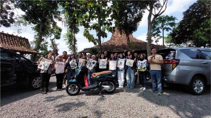 FOTO BERSAMA - Sebanyak 30 bikers pecinta Honda Scoopy dari berbagai komunitas di Yogyakarta dan sekitarnya hadir bersama pasangan masing-masing mengikuti kegiatan bertajuk “Scoopy Your Mode, Your Ride