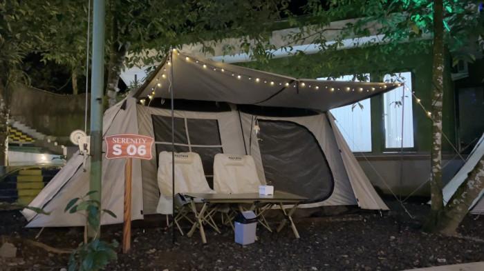 LIBURAN - Camping di HeHa Forest menjadi daya tarik utama karena menawarkan pengalaman camping nyaman ala glamping mulai Rp200 ribuan.
