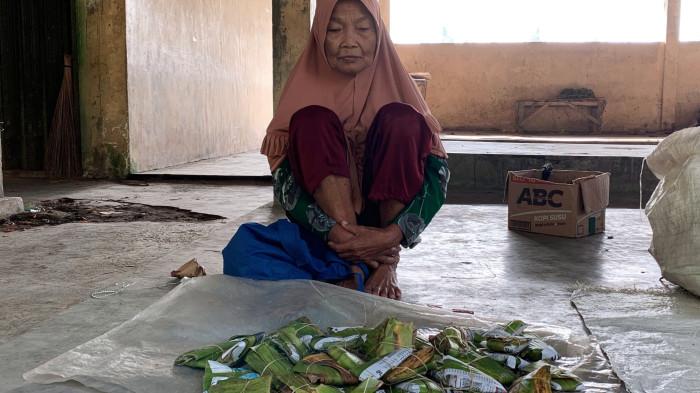 NAIK HAJI - Kasidah saat berjualan tempe di Pasar Kalurahan Panjatan, Kapanewon Panjatan, Kulon Progo. Ia menabung selama 30 tahun dari hasil berjualan tempe dan sapu lidi agar bisa naik Haji.
