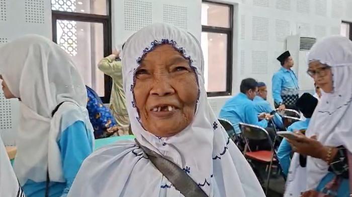 NAIK HAJI - Mbah Kasidah penjual tempe di Pasar Kalurahan Panjatan, Kapanewon Panjatan, Kulon Progo. Ia menabung selama 30 tahun dari hasil berjualan tempe dan sapu lidi agar bisa naik Haji.
