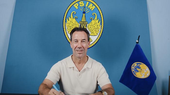 PERPANJANG KONTRAK - Pelatih PSIM Yogyakarta, Jean-Paul van Gastel, saat menandatangani kontrak baru bersama klub berjuluk Laskar Mataram