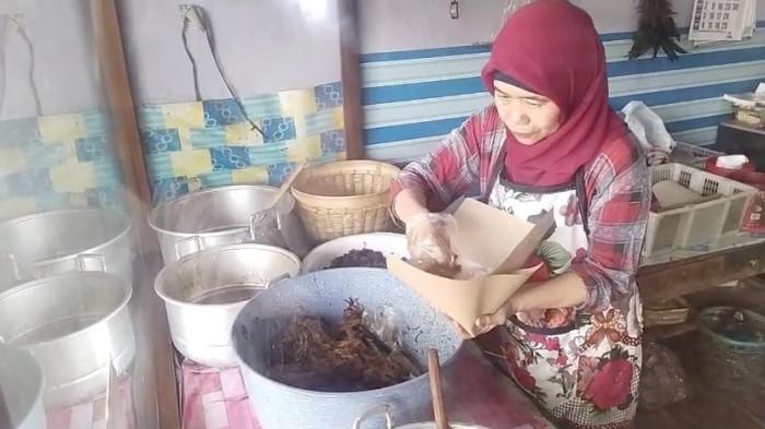 NAIK HAJI - Siti Koringah penjual gudeng dari Sleman, DI Yogyåakarta yang berangkat haji di tahun 2026 ini dari hasil menabung belasan tahun. Ia berangkat bersama suami Rahudin Hasan