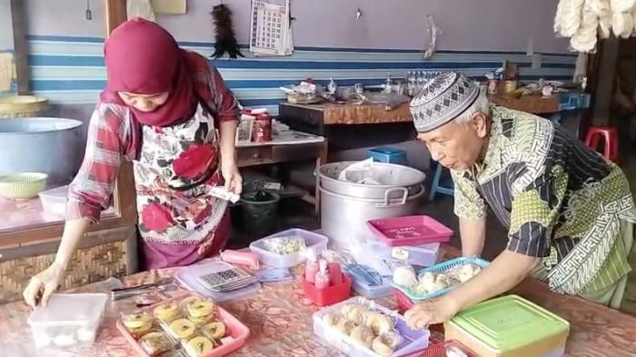 NAIK HAJI - Rahudin Hasan dan Siti Koringah pasangan suami-istri penjual gudeng dari Sleman, DI Yogyakarta yang berangkat haji di tahun 2026 ini dari hasil menabung belasan tahun.