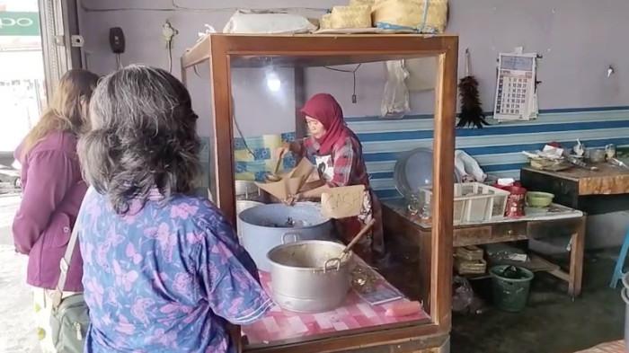NAIK HAJI - Siti Koringah penjual gudeng dari Sleman, DI Yogyakarta yang berangkat haji di tahun 2026 ini dari hasil menabung belasan tahun. Ia berangkat bersama suami Rahudin Hasan