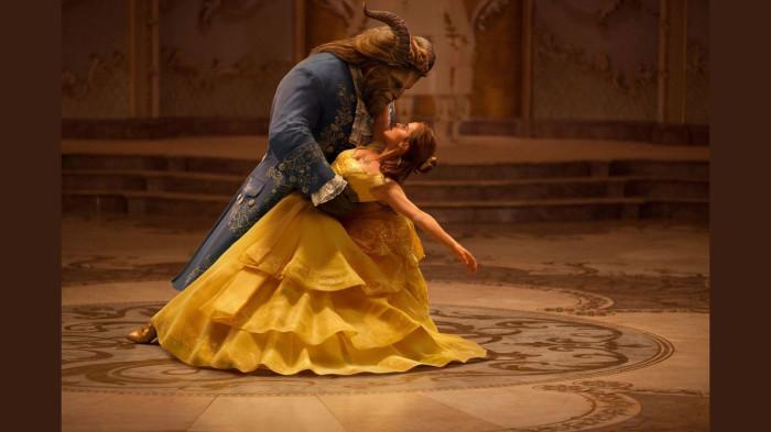 Emma Watson sebagai Belle dan Dan Stevens sebagai Beast dalam live-action 