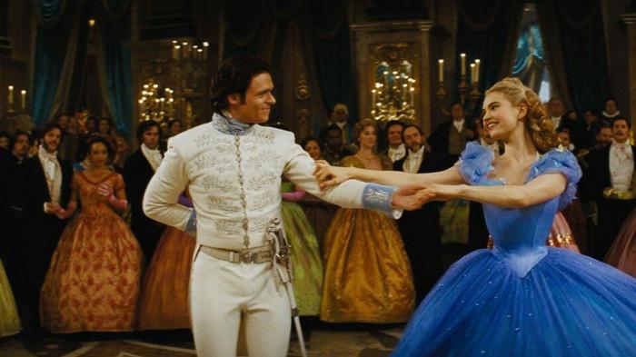Lily James sebagai Cinderella dan Richard Madden sebagai Prince Charming dalam live-action 