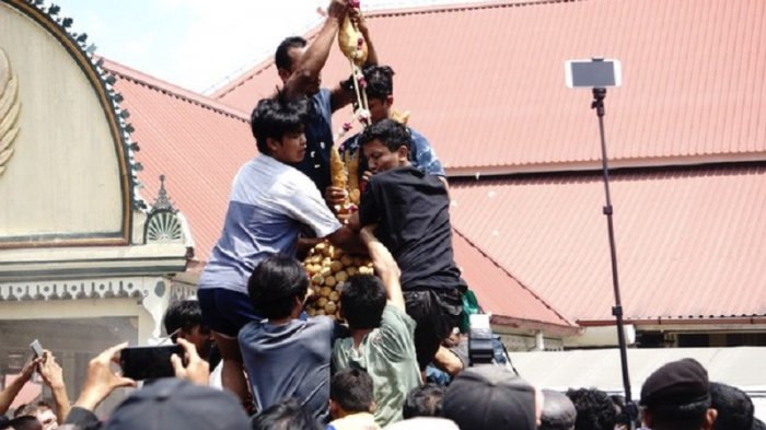 5 Gunungan Habis Dirayah Warga dalam Prosesi Grebeg Besar