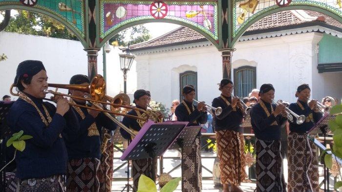 Korps abdi dalem musikan Keraton Yogyakarta, setelah lama vakum tahun ini kembali menggelar pertunjukan di Bangsal Mandhalasana Keraton yogyakarta. Minggu (17/08/2019).