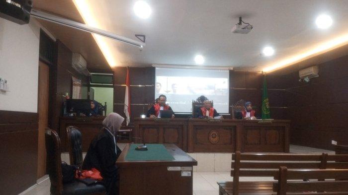 SUASANA SIDANG: Suasana sidang kasus mas-mas pelayaran yang aniaya pacar driver online dengan agenda putusan di Ruang Sidang Cakra, Pengadilan Negeri Sleman Senin (24/11/2025).