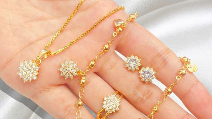Aksesori minimalis akan memancarkan aura kedewasaan yang elegan.