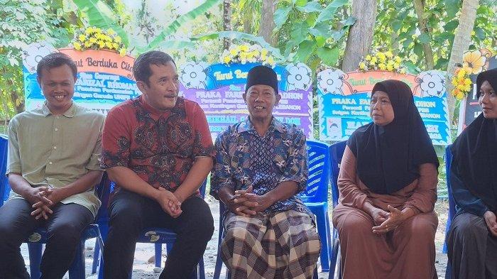 MELAYAT: Ketua Komisi A DPRD DIY, Eko Suwanto (kiri, batik merah) saat berbincang dengan kedua orang tua Praka Farizal Rhomadhon di Padukuhan Ledok, Kalurahan Sidorejo, Kapanewon Lendah, Kulon Progo, Rabu (01/04/2026).