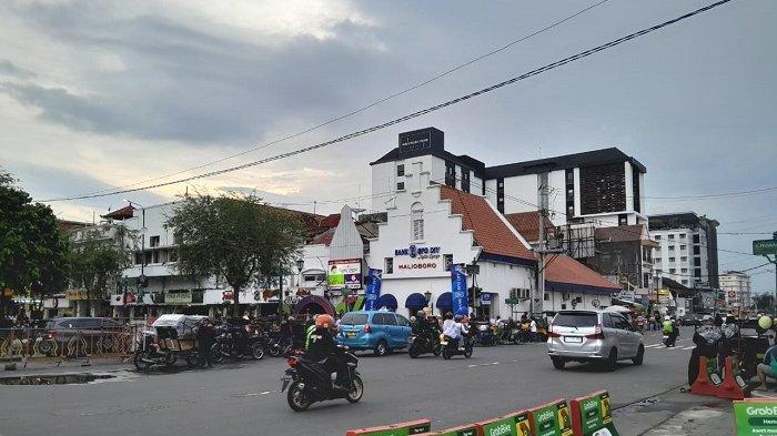 Suasana arus lalu lintas di Jalan Abu Bakar Ali menuju kawasan Malioboro Kota Yogtakarta pada Sabtu (20/12/2025).