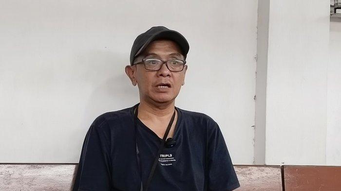 DUKUNG ANAK: Ayah Perdana Arie Putra Veriasa, Thomas Oni Veriasa  memberikan keterangan terkait proses hukum yang menimpa putra sulungnya, Perdana Arie Putra Veriasa di Pengadilan Negeri Sleman, Rabu (18/2/2026).