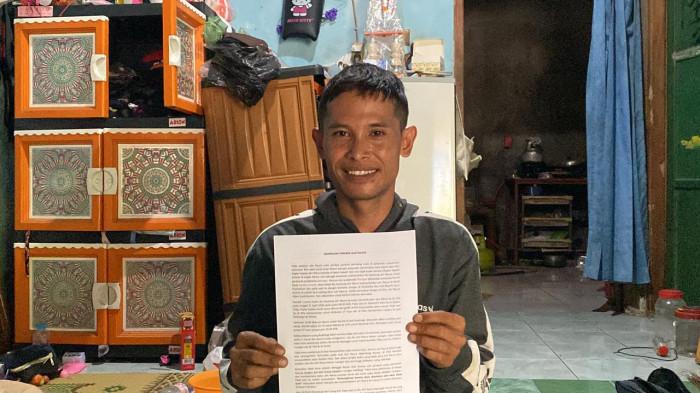 AYAH KORBAN - Ayah korban kasus dugaan malapraktik di RSUD Prambanan, Nicohadiyanto (36), sedang menujukkan pres rilis, saat dijumpai di rumahnya, di Kalurahan Sitimulyo, Kapanewon Piyungan, Kabupaten Bantul, Rabu (3/6/2026).