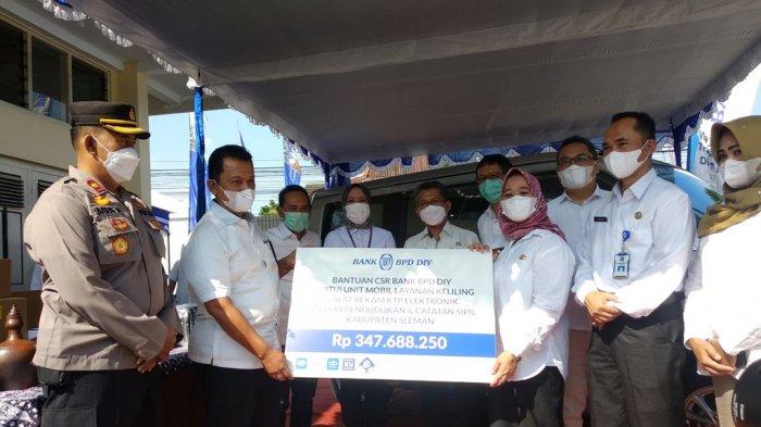 BPD DIY Berikan Bantuan Mobil Pelayanan Jemput Bola dan Alat Perekaman KTP-el pada Pemkab Sleman