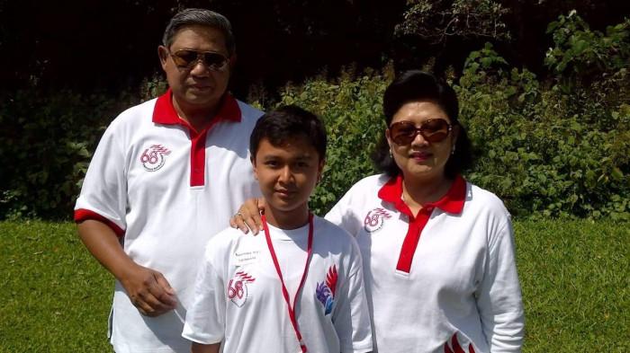 Bagas berfoto bersama SBY dan Almh. Ani Yudhoyono dalam perlombaan lukis di Istana Kepresidenan Cipanas, Cianjur, Jawa Barat (2013).