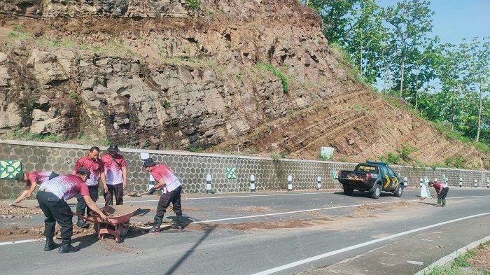 Bahaya Longsor Susulan di Tanjakan Clongop Gunungkidul, Pengendara Diminta Waspada