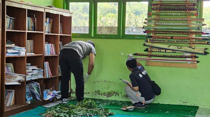 OLAH TKP: Petugas kepolisian melakukan olah tempat kejadian perkara (TKP) di Perpustakaan SD Negeri Tegalarum, Borobudur, Kabupaten Magelang, Senin (2/2/2025), usai dirusak oleh orang tak dikenal
