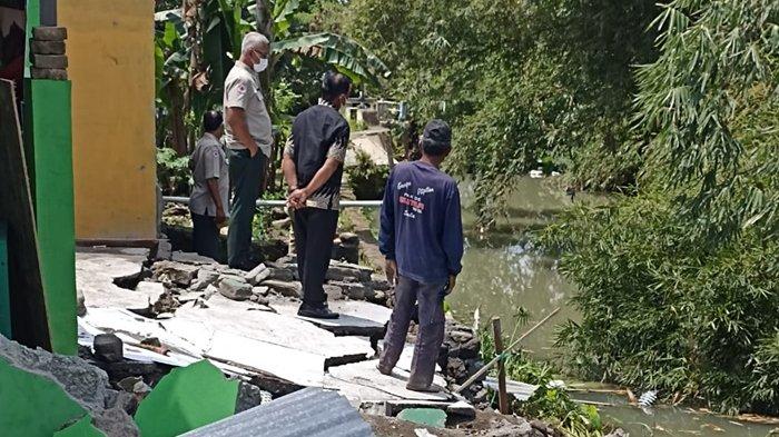 Tiga Bangunan di Polanharjo Klaten Nyaris Ambruk Masuk Sungai Akibat Tergerus Banjir