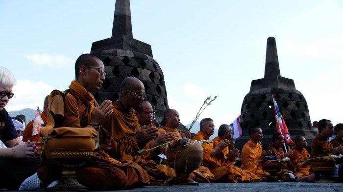 TIBA DI BOROBUDUR: Biksu Thudong di Candi Borobudur, Kabupaten Magelang, Jawa Tengah. Mereka tiba Kamis sore untuk mengikuti rangkaian prosesi waisak 257o Budhis Era/ 2026.
