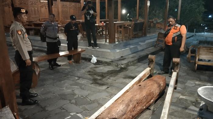 KENTONGAN ROBOH - Kentongan di Rumah Makan Kopi Ingkar Janji yang diperiksa oleh aparat Polsek Girimulyo, Kulon Progo, Minggu (19/10/2025). Kentongan tersebut roboh menimpa anak berumur 6 tahun hingga meninggal dunia.